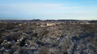 kar yağan kışın havadan görünüşü Lviv