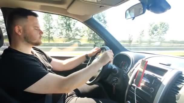 Уставший мужчина за рулем чуть не поскользнулся — стоковое видео