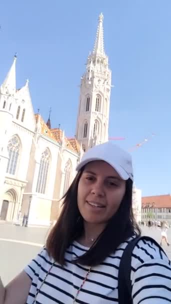 Žena blogger cestovatel před starým kostelem — Stock video