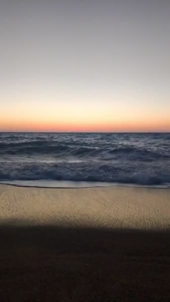 Prachtige zonsondergang boven stormachtige zee — Stockvideo