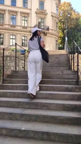 Leende kvinna på stadens gata sommar outfit — Stockvideo