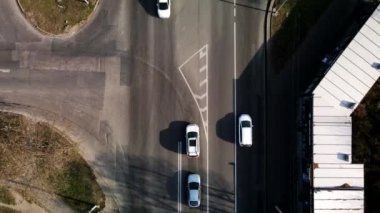 Tepedeki manzaralı araba yol kenarında hareket ediyor.