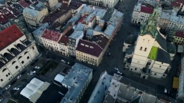 Gün batımında Lviv şehrinin kış manzarası