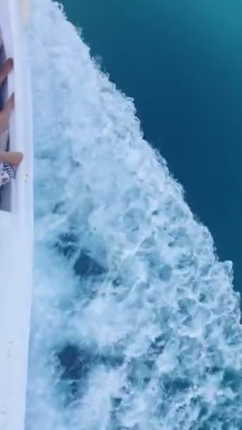 青い海の船の後の波 — ストック動画