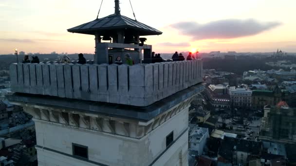 Вид з висоти на зимове місто Львів під час заходу сонця — стокове відео