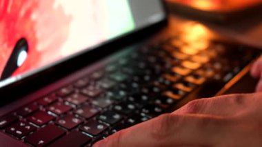 Adam elleri klavye serbest yazma kavramında