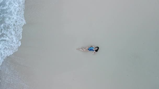 Vista aérea de la mujer en traje de baño en la playa de mar — Vídeos de Stock