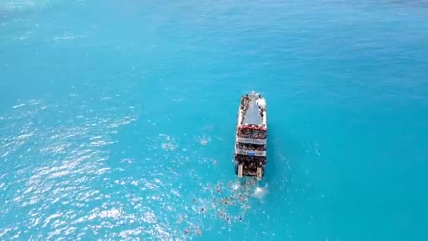 Overhead uitzicht mensen springen van de boot in de zee — Stockvideo