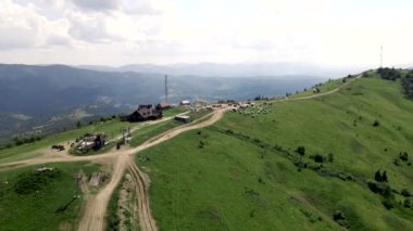 Yaz güneşinde Karpat Dağları 'nın havadan görünüşü