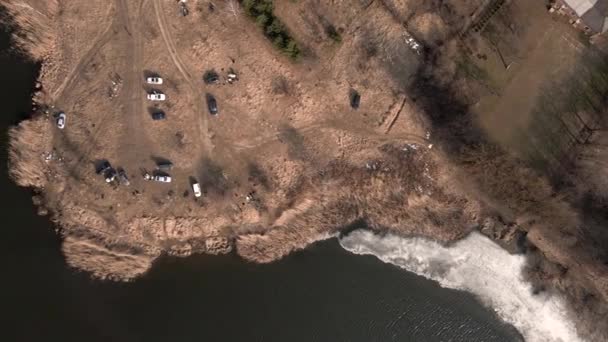 Vista aérea como la gente de la playa descansando comiendo cocina — Vídeo de stock