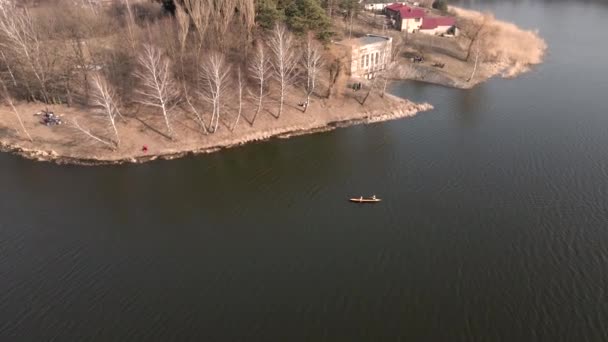 Personas descansando en la playa pareja kayak actividades al aire libre — Vídeo de stock