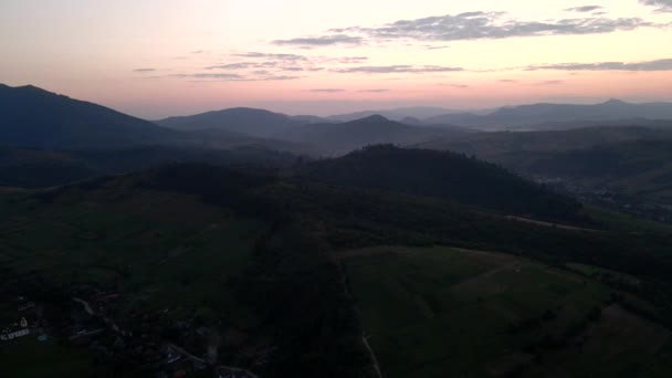 Antenn utsikt över solnedgången ovanför Karpaterna bergskedja — Stockvideo