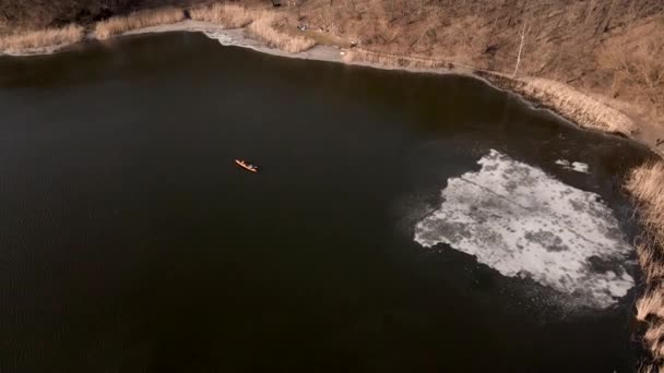 Luftaufnahme eines Paares im Kajak — Stockvideo