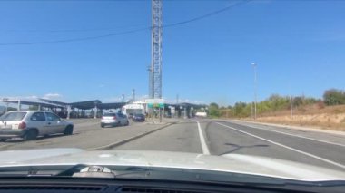 Güneşli yaz gününde yarış pistinde araba sürüyorum.