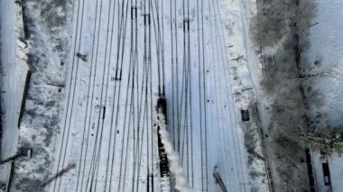 Eski moda buharlı lokomotif sürüşü kışın