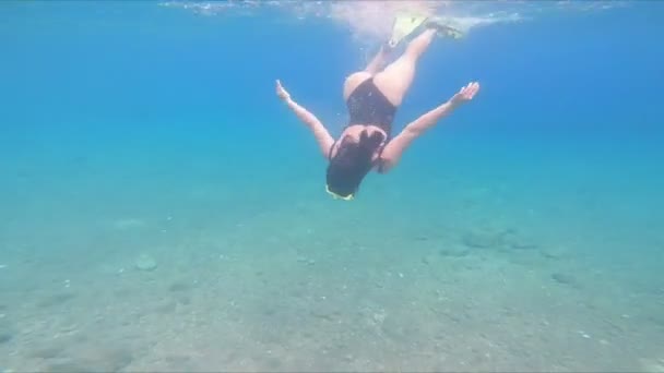 戴着水肺面罩的女人潜入水中 — 图库视频影像