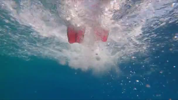 Männerbeine in Schwimmflossen unter Wasser — Stockvideo