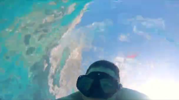 穿着潜水面罩在水下游泳的暑假男子 — 图库视频影像