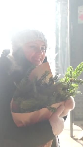 Vrouw wachtend op trein op perron met dennenboom boeket — Stockvideo