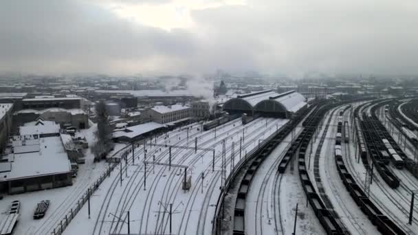 Luchtfoto van de oude retro-trein stoomlocomotief op het station van Lviv — Stockvideo