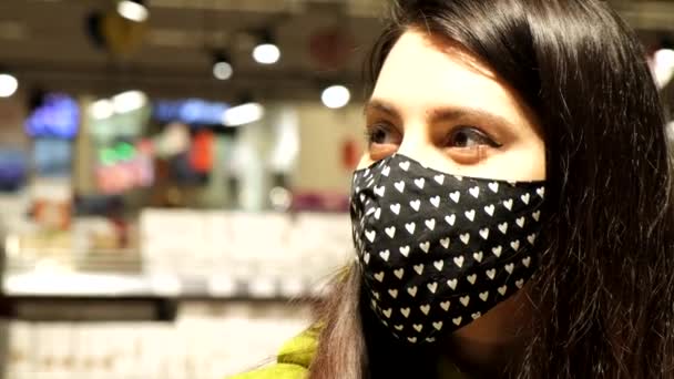 Visage de femme dans masc médical fermer à l'intérieur magasin — Video