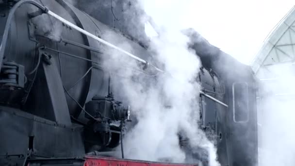 Velho trem locomotivo retro coberto com vapor — Vídeo de Stock