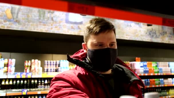 식료품 가게에서 물건을 고르는 사람 — 비디오