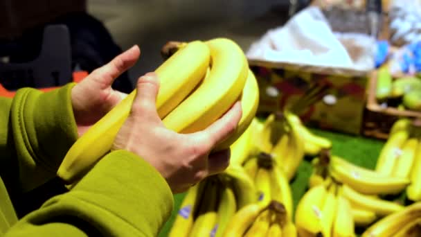 Frau entscheidet sich für Banane in Ladenhand — Stockvideo