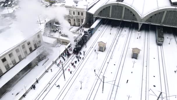 Вид старого паровоза ретро-поезда на железнодорожном вокзале Львова — стоковое видео