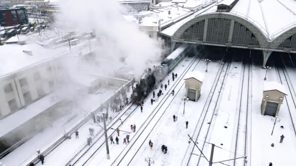 Vista aerea della vecchia locomotiva a vapore treno retrò alla stazione ferroviaria di Leopoli — Video Stock