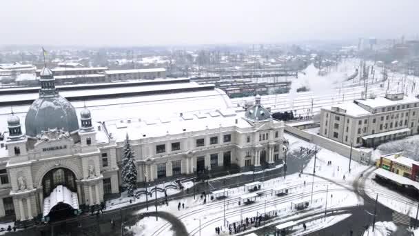 Vista aérea de la antigua locomotora de vapor del tren retro en la estación de tren de Lviv — Vídeos de Stock