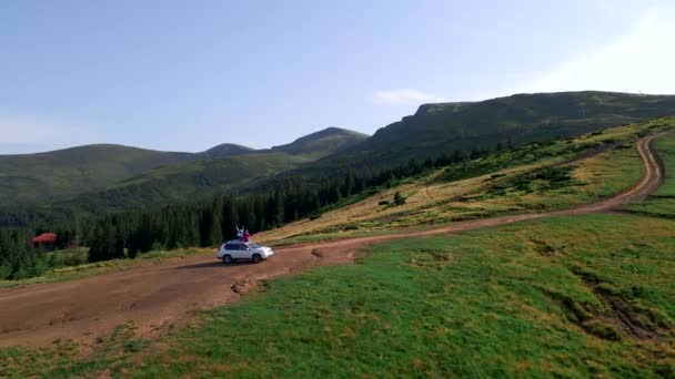 Coppia viaggiatore in auto suv godendo la vista delle montagne carpatiche — Video Stock