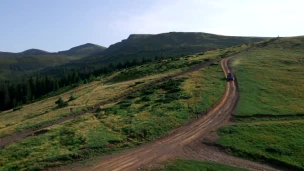 Позашляховик, що рухається по стежці гір — стокове відео