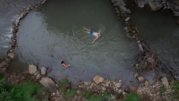 Letecký pohled na pár plavání v horách řeka — Stock video