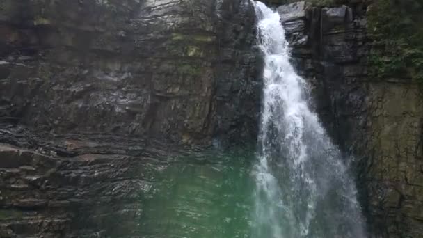 Вид на водоспад в гірському лісі — стокове відео