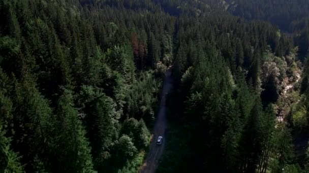 Suivant voiture se déplaçant par canyon de montagnes — Video