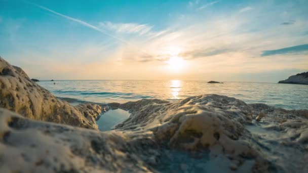 Por do sol sobre mar praia lapso de tempo. espaço de cópia — Vídeo de Stock