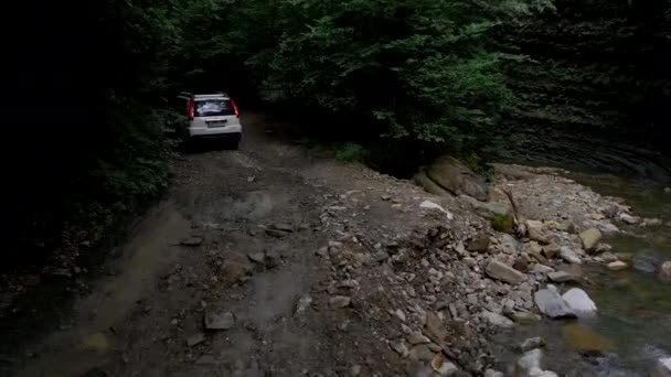 Następujący samochód poruszający się po kanionie gór — Wideo stockowe