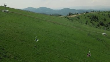 Yazın dağlarda yükselen sandalyenin havadan görünüşü