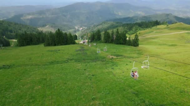Вид с воздуха на подъемник в горах летом — стоковое видео