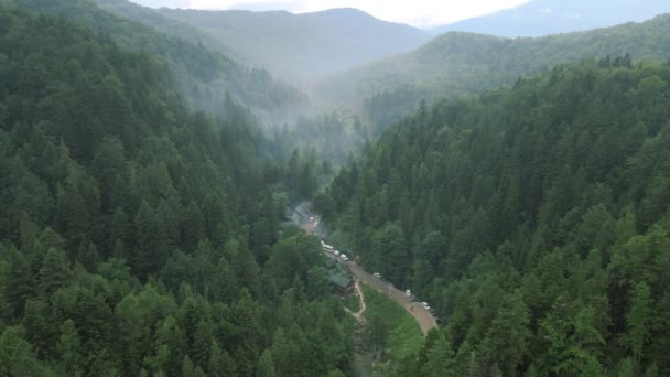 Vista aérea de la carretera de sendero en las montañas de los Cárpatos — Vídeos de Stock