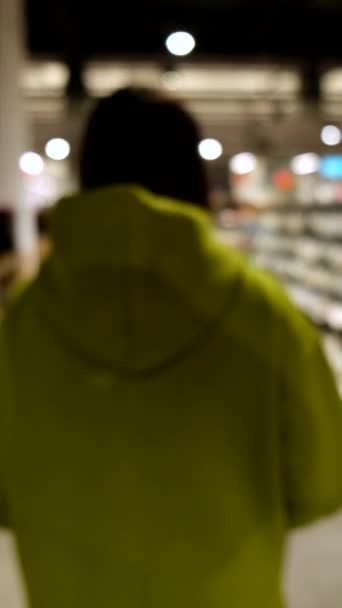 Mujer en máscara médica que pasa caminando por la tienda de comestibles con máscara médica — Vídeos de Stock