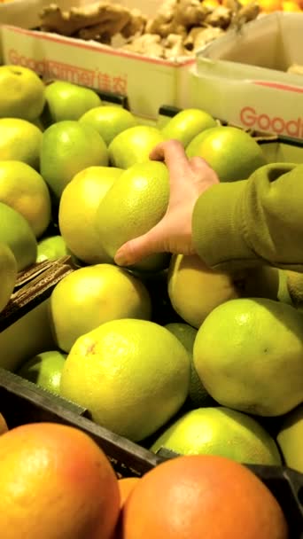 Frau wählt Grapefruit im Geschäft — Stockvideo