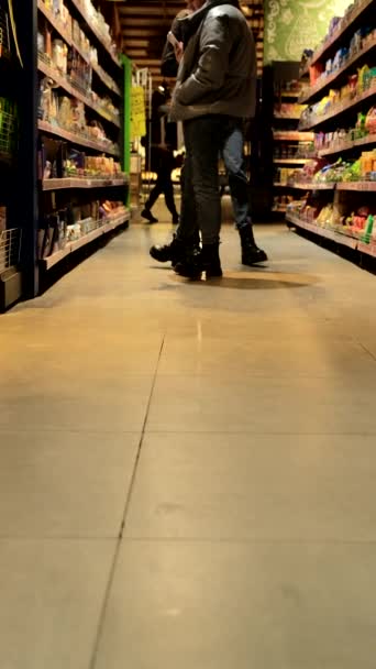 Legs walking by groceries store no faces — Stock Video