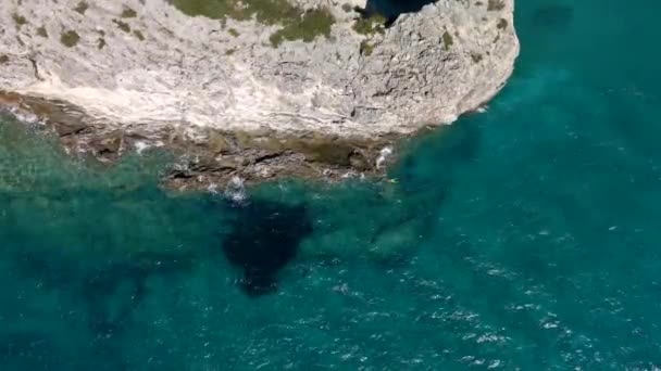 Vista aérea de acantilado empinado en la playa del mar — Vídeos de Stock
