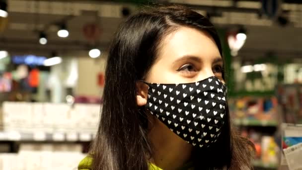 Visage de femme dans masc médical fermer à l'intérieur magasin — Video