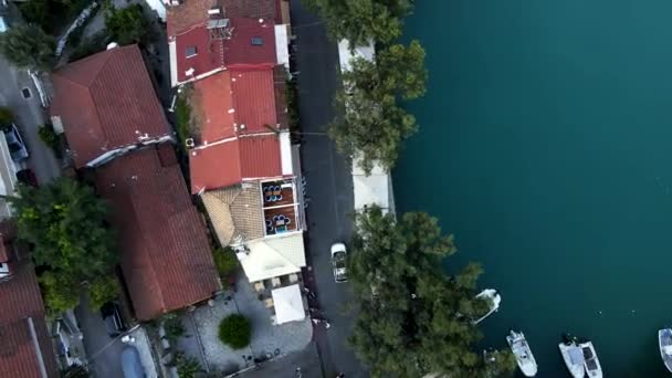 Voiture se déplaçant par petite ville grecque au bord de la mer — Video