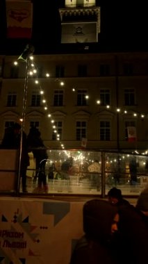 Lviv, Ukrayna - 7 Ocak 2022: aşırı kalabalık şehir Noel Fuarı