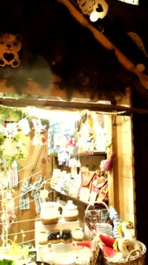 Lviv, Ukrayna - 7 Ocak 2022: aşırı kalabalık şehir Noel Fuarı