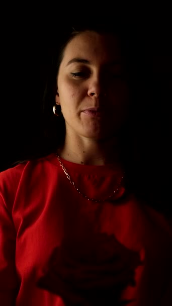 Kobieta portret klucz światło gospodarstwa czerwona róża — Wideo stockowe